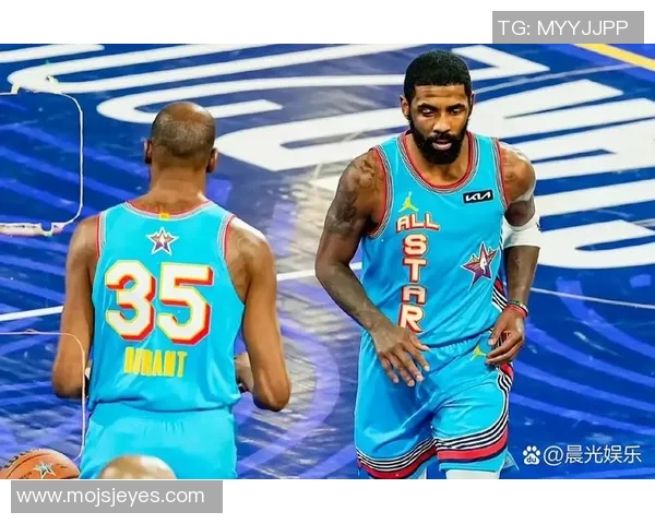 足球明星与凯里欧文亲密合影展现友谊与激情的瞬间